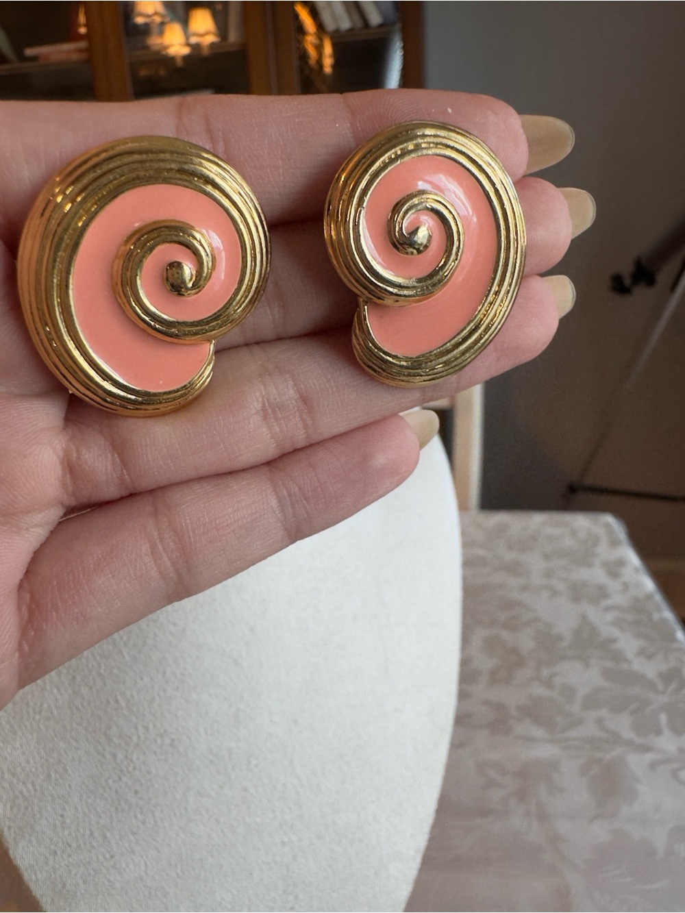 Vintage Avon Island Conch Shell Gold Tone & Peach Enamel Pierced Post Earrings - Picture 5 of 8
